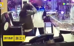 Video con đánh mẹ túi bụi vì bị tắt game gây phẫn nộ