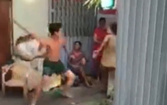 Xôn xao video con trai cầm chổi đánh mẹ ở TP.HCM