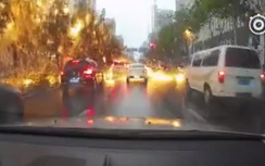 Video: Thót tim cảnh tia sét lóe sáng, đánh tóe lửa khắp đường phố