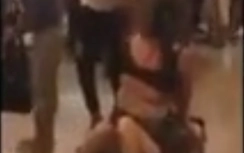 Video: Con gái khóc can mẹ ngừng đánh, lột đồ tình địch của bố