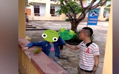 Video: Thanh niên túm tóc, tát nữ sinh cấp 2 ngay trong sân trường