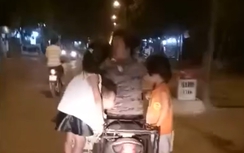 Video mẹ đèo 3 con nhỏ đu trên xe máy gây bức xúc