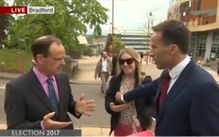 Video: Phóng viên BBC vô tình khiếm nhã với phụ nữ khi phỏng vấn