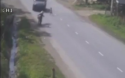 Video: Mẹ vẫy tay khiến con nhỏ suýt mất mạng