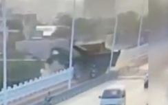 Xe tải bay từ đường trên cao 10m xuống ruộng