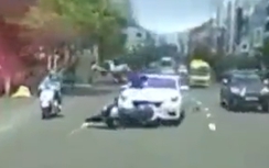 Video: Ôtô húc thanh niên đi SH lên nắp capo giữa phố Sài Gòn