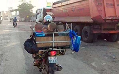 Người phụ nữ chở 4 bé trong lồng sắt phóng như bay trên đường