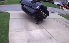 Range Rover lật ngửa, vỡ kính, bung đồ vì tài xế thích thể hiện