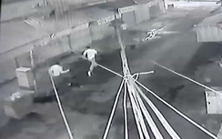 Khoảnh khắc nhóm côn đồ chém chết bé trai ở TP.HCM