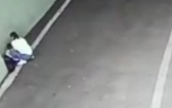 Phẫn nộ mẹ Trung Quốc bỏ rơi con dưới hầm để xe