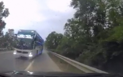 Xe khách vượt ẩu, ép xe con vào lề suýt gây TNGT ở Huế