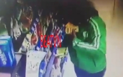 Thanh niên mặc áo GrabBike vào cửa hàng trộm đồ