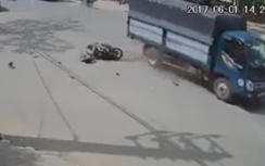 Xe máy lao như tên lửa đâm xe tải và cái kết đau đớn