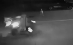 Bị xe máy đâm vẫn thản nhiên đứng dậy nghe điện thoại