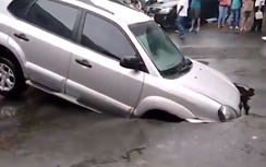 Sốc cảnh hố tử thần ngoạm đầu xe ô tô