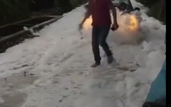 Đường đầy "bọt tuyết" kỳ lạ ở Hà Nội sau mưa lớn