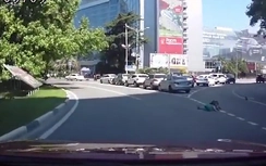 Mẹ phóng ôtô như bay không biết đánh rơi 2 con nhỏ