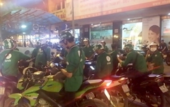 Hàng chục GrabBike tìm xe ôm truyền thống để... trả thù?