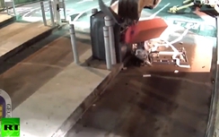Táo tợn dùng máy xúc phá nát cây ATM để cướp tiền