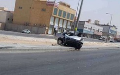 Video: Đâm cột điện, ô tô gãy đôi, mảnh vỡ văng tung tóe