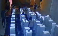 Video: Mải selfie, cô gái phá hỏng tác phẩm nghệ thuật 4,5 tỷ