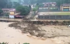 Video: Cận cảnh cơn lũ ống "càn quét" ở Yên Bái