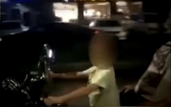 Video:Em bé 6 tuổi lái xe phân khối lớn phóng như bay trên đường