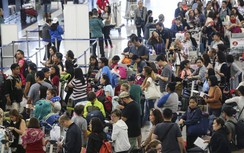 Bão Hato hoành hành, sân bay Quốc tế Hong Kong hỗn loạn