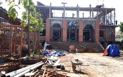 Sập sàn bê tông xây chùa 10 tỷ, 9 người bị thương