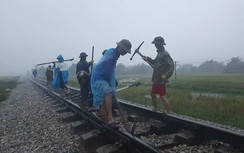 Clip công nhân dọn đường cho tàu qua trong cơn mưa bão