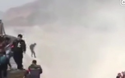 Video: Nhảy thác nước lớn thứ 2 Trung Quốc, thanh niên gãy cột sống