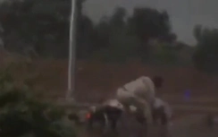 Video: Mưa to, gió "quật ngã" người đi đường ở Hà Nội