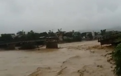 Video: Cận cảnh cầu Thia ở Yên Bái bị sập trong lũ dữ