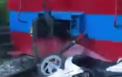 Video: Vượt đường ngang, người phụ nữ bị tàu hỏa đâm, kéo lê 20m