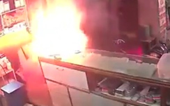 Video: Đang lúi húi tháo sim, điện thoại bỗng nổ tung