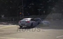 Video: Ôtô "ma" bất thình lình gây tai nạn khiến nhiều người khó hiểu