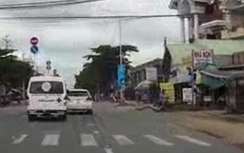 Mặc xe cứu thương "gào khản cổ", ô tô vẫn kiên quyết chặn đầu