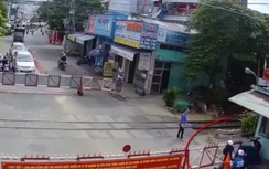 Video: Liều lĩnh xuống mở barie lao qua đường ray khi tàu sắp tới