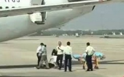 Nữ tiếp viên rơi từ máy bay xuống đất khi đang đóng cửa