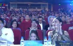 Video: Lan Khuê trượt ngã trên sóng trực tiếp Hoa hậu Đại dương 2017