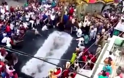 Video: Đang hành lễ, cô gái Ấn Độ ngã úp mặt vào đống than