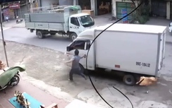 Video: Quên kéo phanh, tài xế hớt hải đuổi theo xe tải lao dốc