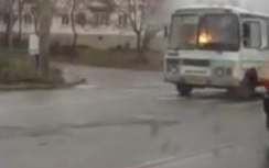 Video: Xe buýt bốc cháy ngùn ngụt, tài xế vẫn điều khiển như phim