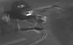 Video: Côn đồ táo tợn quật ngã cụ bà 79 tuổi cướp túi xách