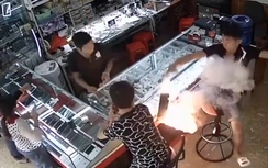 Video: Điện thoại phát nổ như bom trên tay nam thanh niên