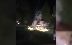 Video: Hoảng hồn hàng chục quả pháo hoa dội thẳng xuống đầu đám đông