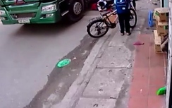 Video: Ngã trước đầu container, bé trai thoát chết hy hữu