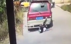 Video: Cắm mặt vào điện thoại, cô gái "đo ván" dưới gầm ô tô