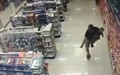 Video: Thót tim viên cảnh sát vừa ôm con vừa đấu súng với cướp