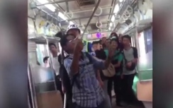 Video:Nam thanh niên "xử lý" con rắn, cứu hàng chục người trong toa tàu